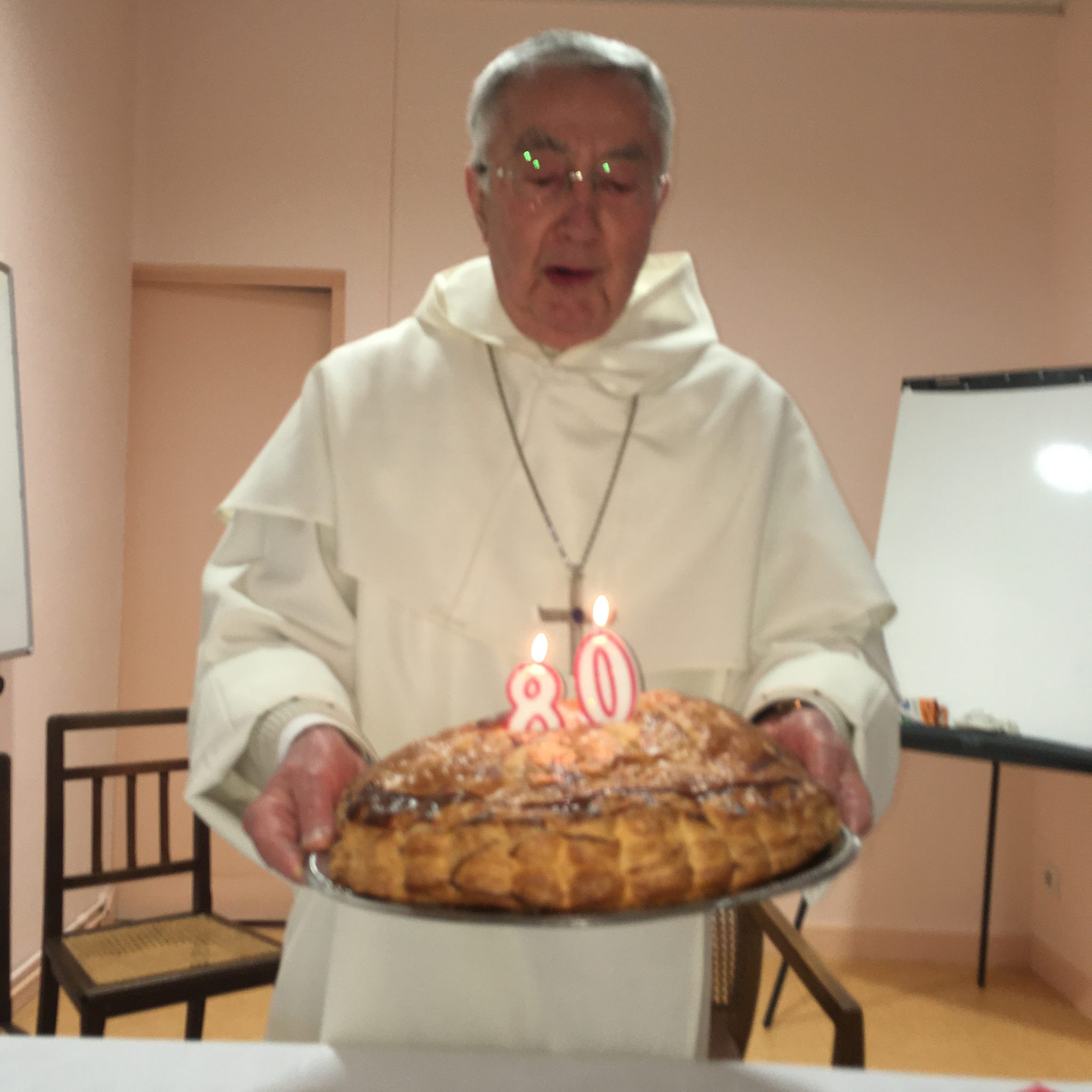 Mgr Jean-Louis Bruguès présentant la galette de ses 80 ans