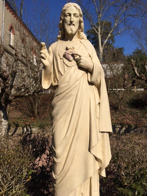Statue du Sacré-Cœur de Jésus dans le jardin du monastère