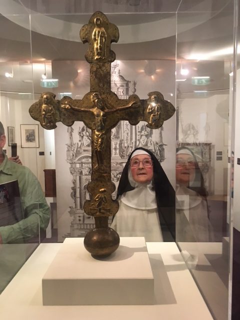 Croix de procession ancienne exposée au musée du Hiéron