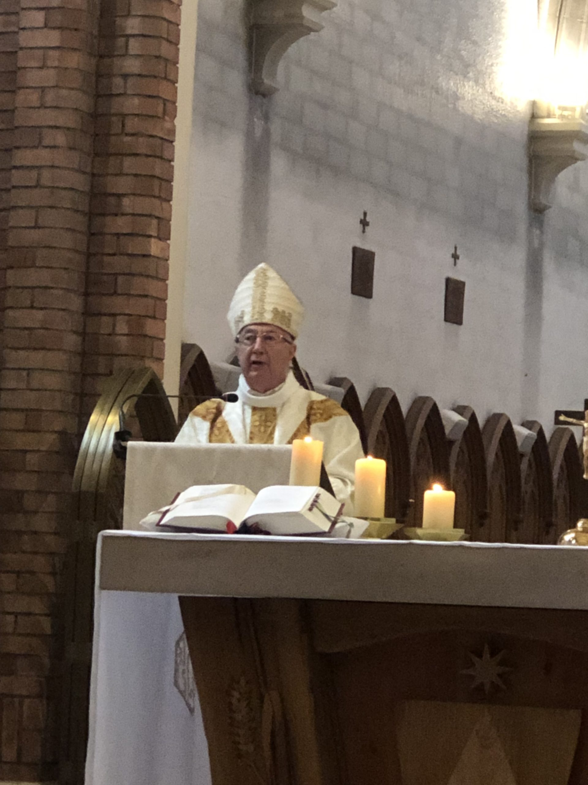 Évêque célébrant la messe dans la chapelle du monastère