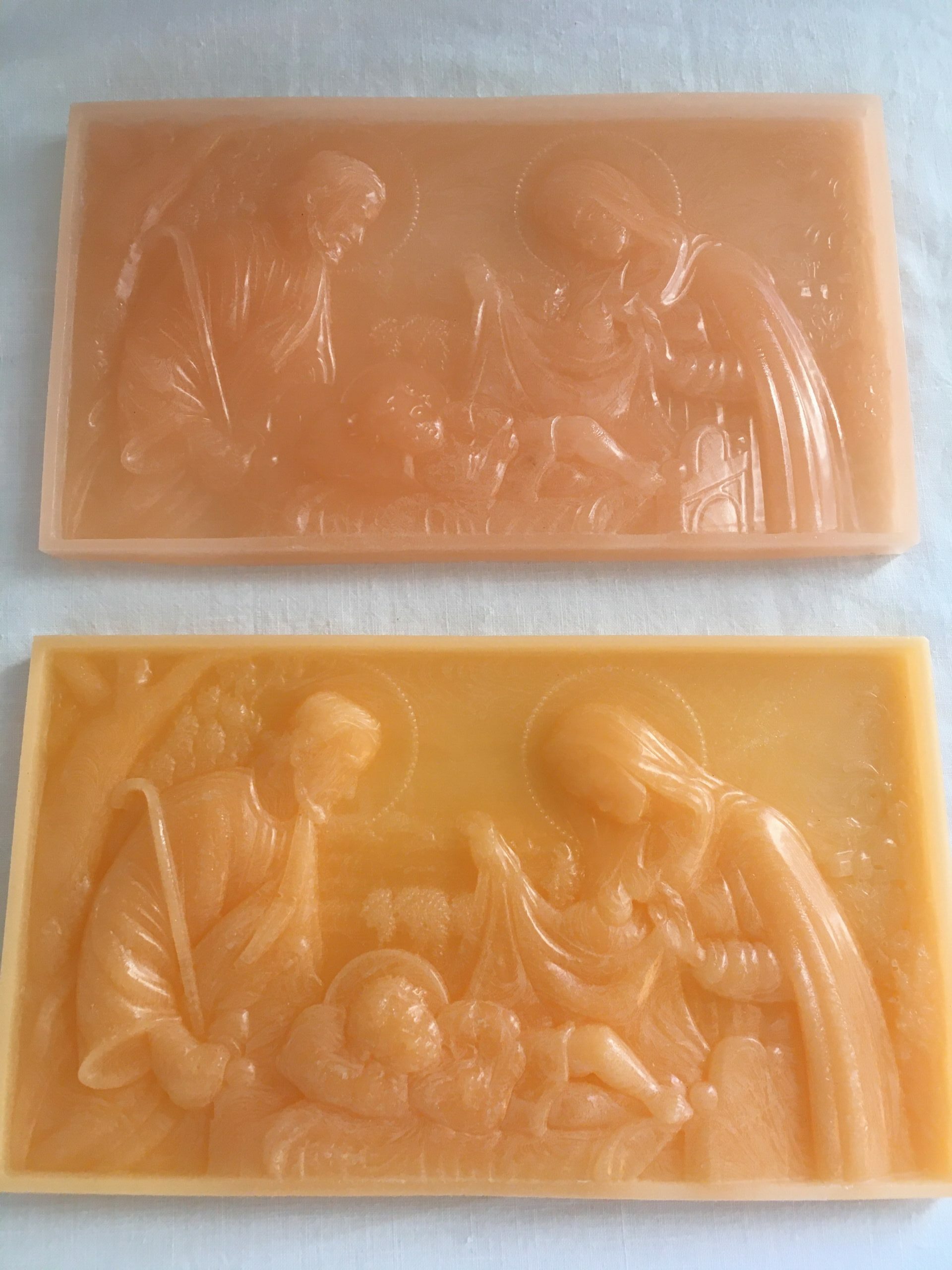 Deux bas-reliefs en cire représentant la Nativité