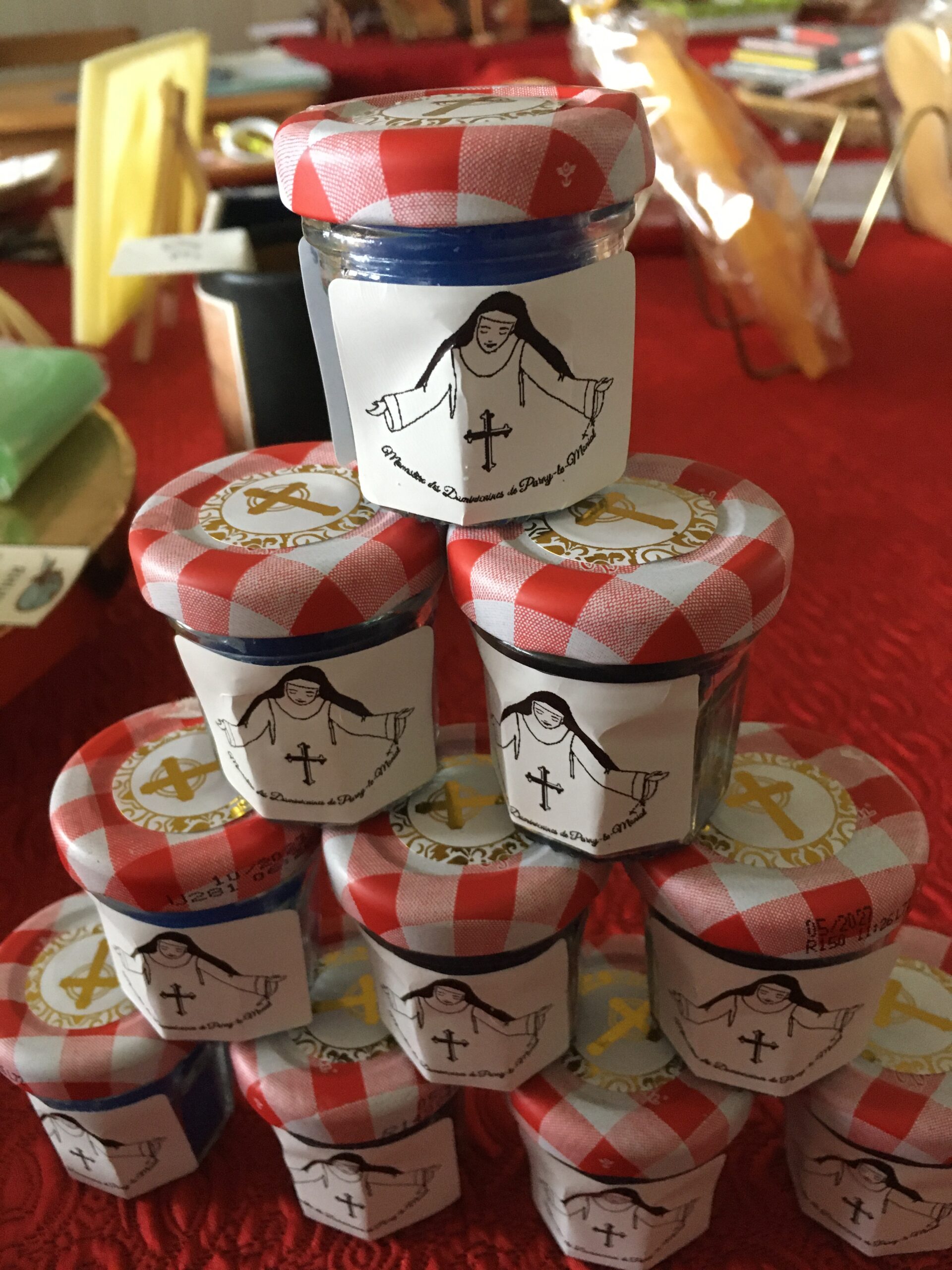Petits pots de bougie bleue préparés au monastère