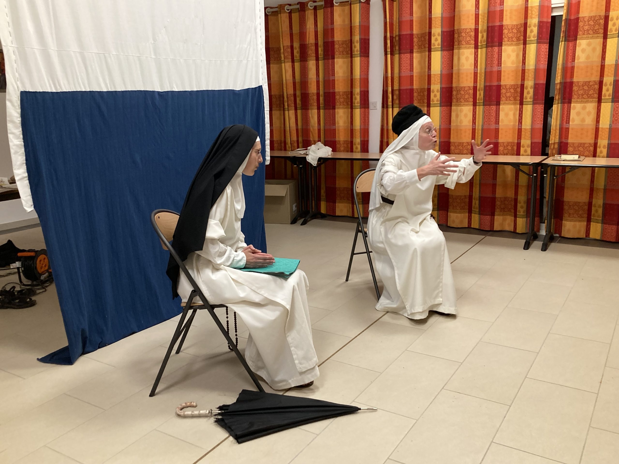 Deux moniales pendant une prise de parole