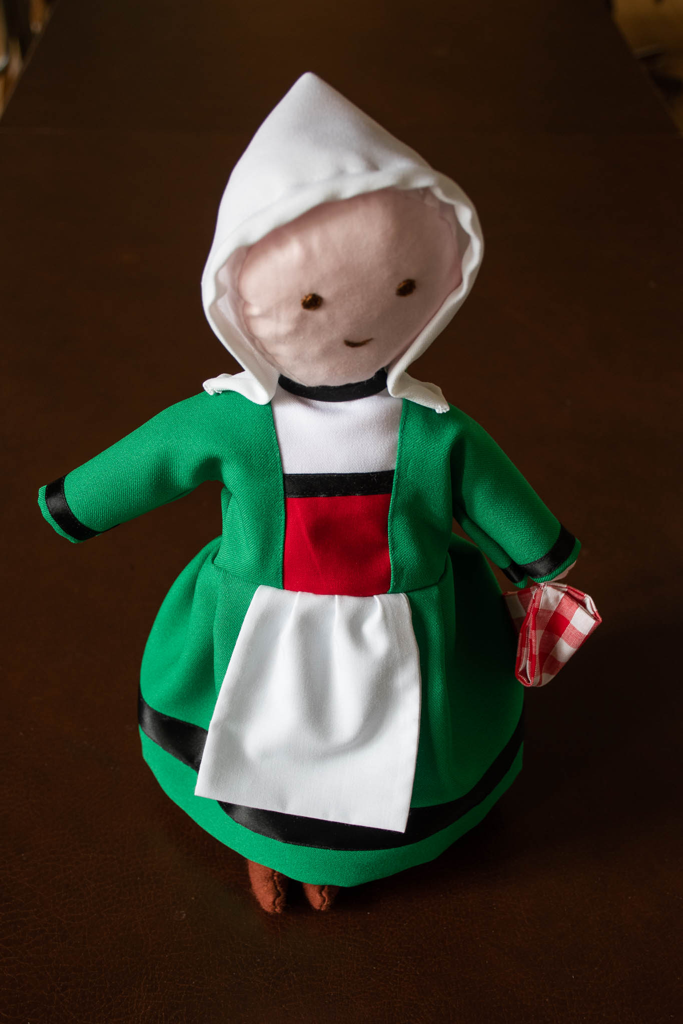 Poupée Bécassine en tissu confectionnée au monastère