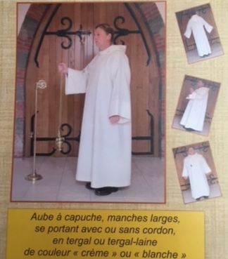Aube liturgique blanche à capuche confectionnée au monastère
