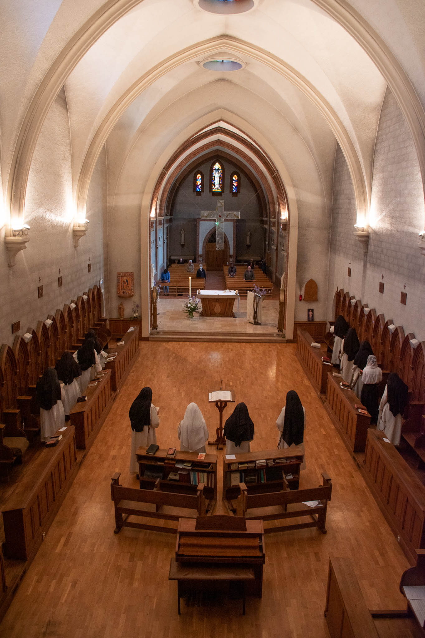 Communauté réunie pour un office dans la chapelle
