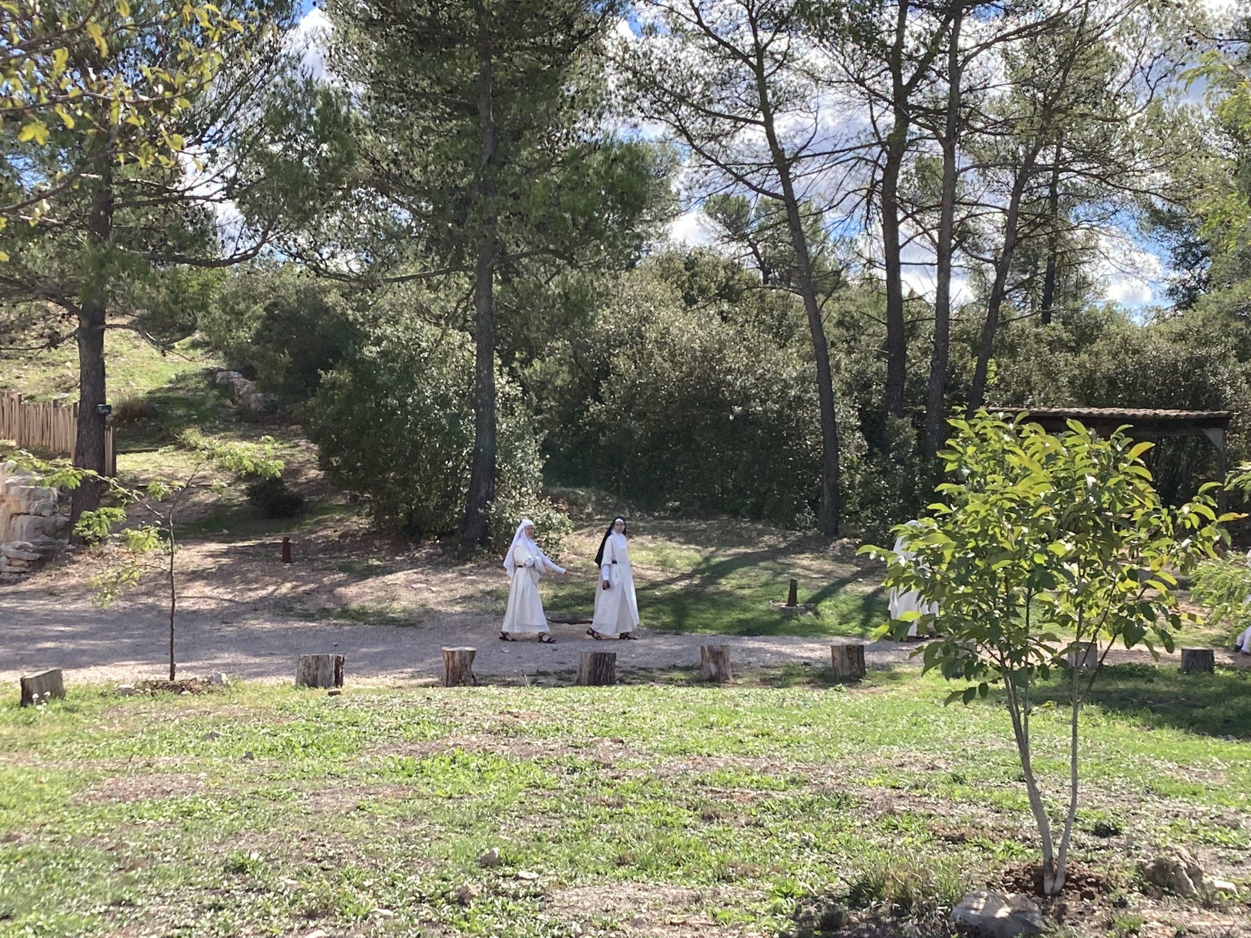 Deux moniales marchant dans le jardin